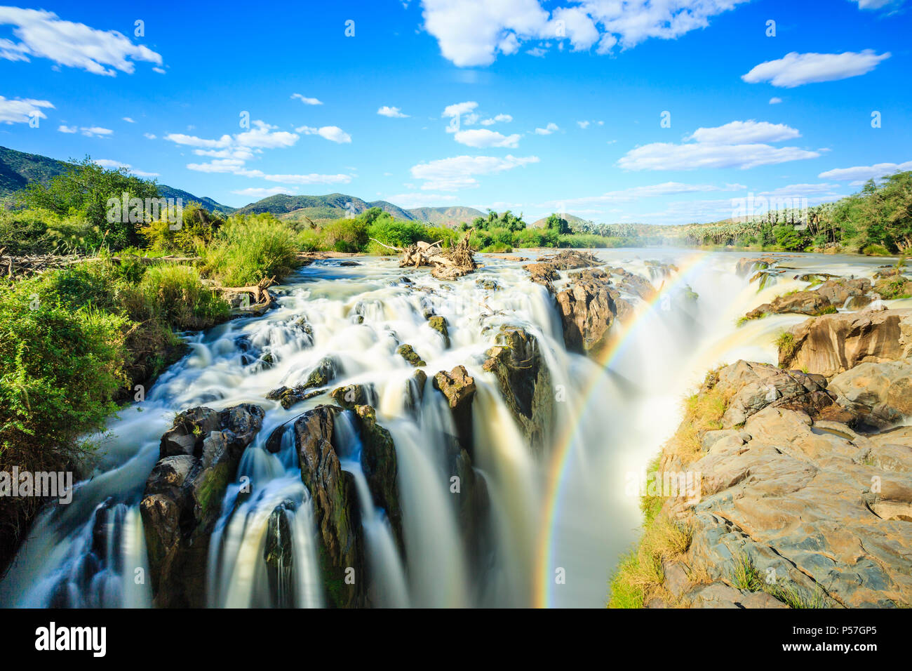 Rainbow su cascata, Epupa Falls, regione di Kunene, Kaokoveld, Namibia Foto Stock