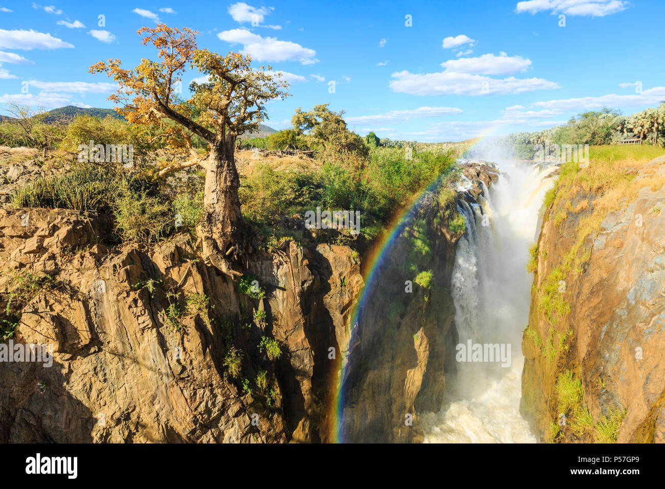 Rainbow su cascata, Epupa Falls, regione di Kunene, Kaokoveld, Namibia Foto Stock