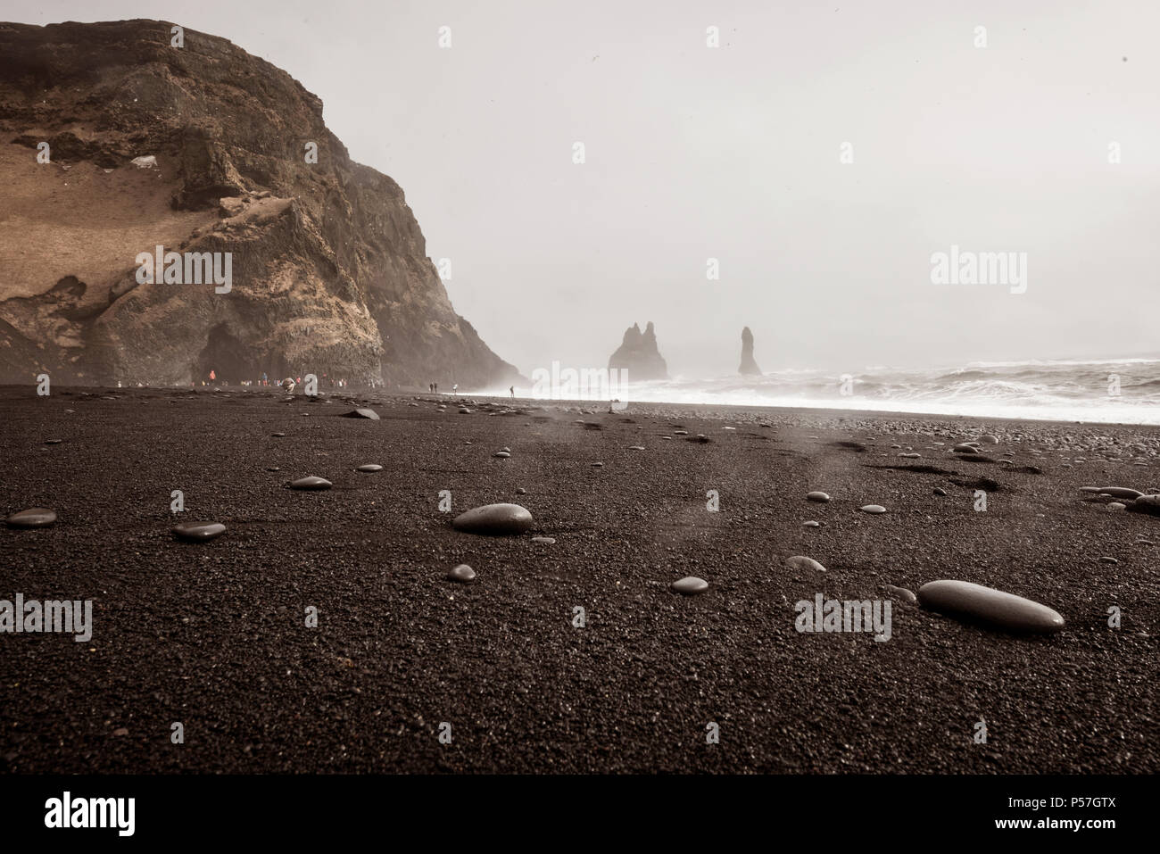 Spiaggia di sabbia nera, intemperie Reynisfjara Beach, Sud Islanda Islanda Foto Stock