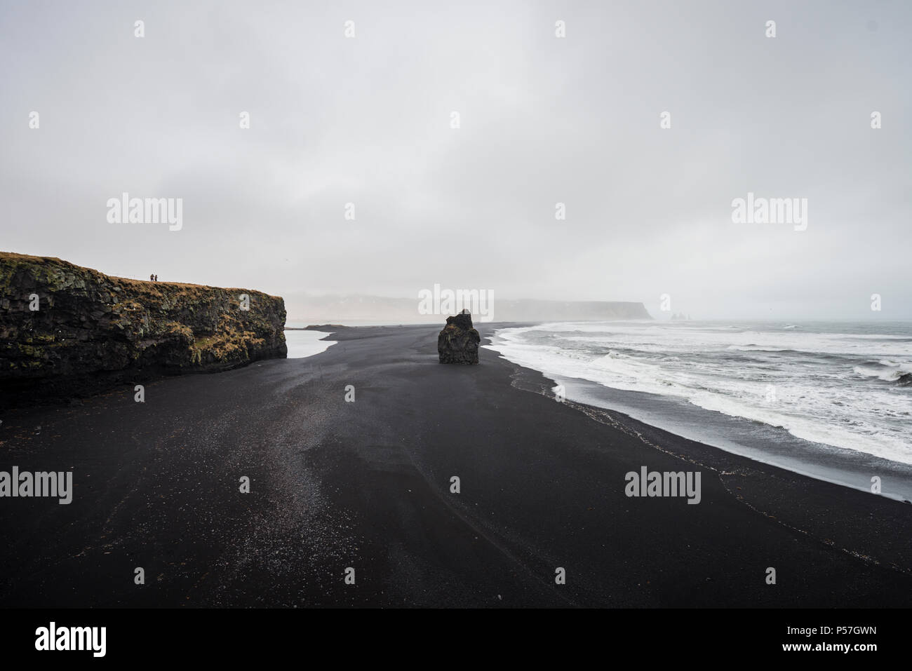 Spiaggia di sabbia nera, intemperie Reynisfjara Beach, Sud Islanda Islanda Foto Stock