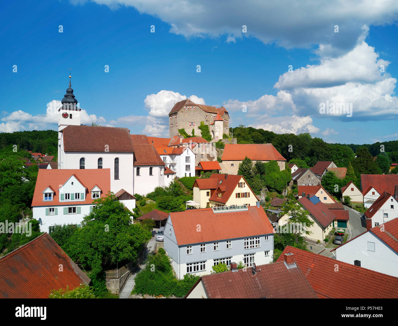 Vista città con la Chiesa di San Matteo e il castello di Hiltpoltstein, Switzerland-Veldenstein francone Foresta Parco Natura Park Foto Stock