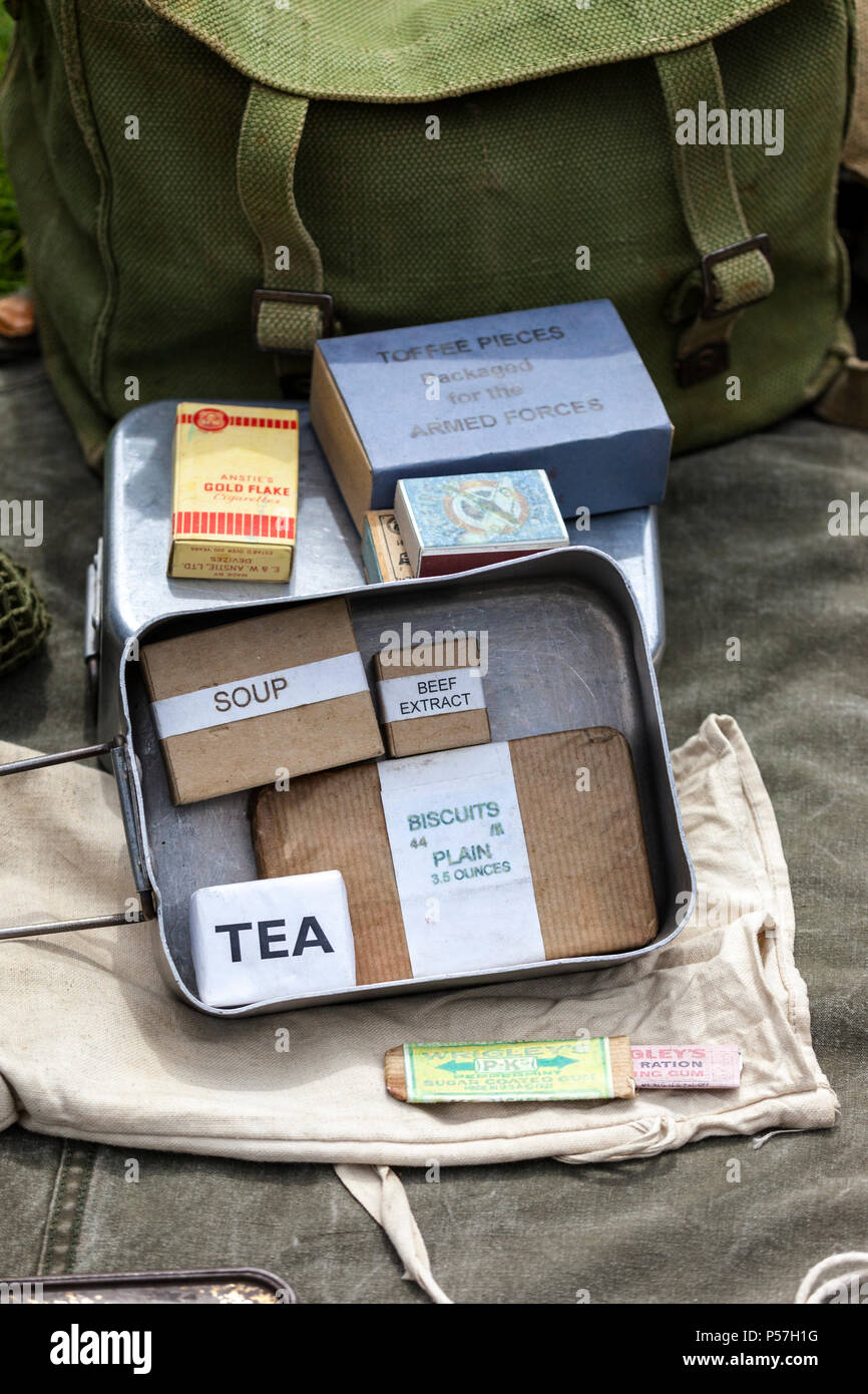 La seconda guerra mondiale il disordine delle teglie con le razioni di cibo Foto Stock
