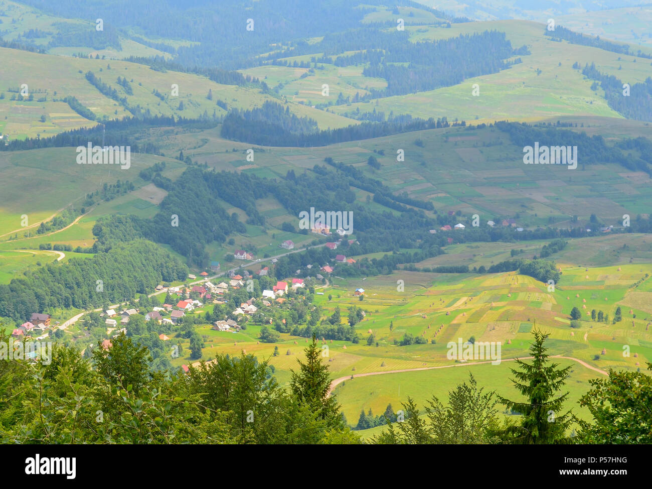 Straordinario paesaggio da un altezza. Verde bosco e il villaggio di montagna. Carpazi ucraini. Foto Stock