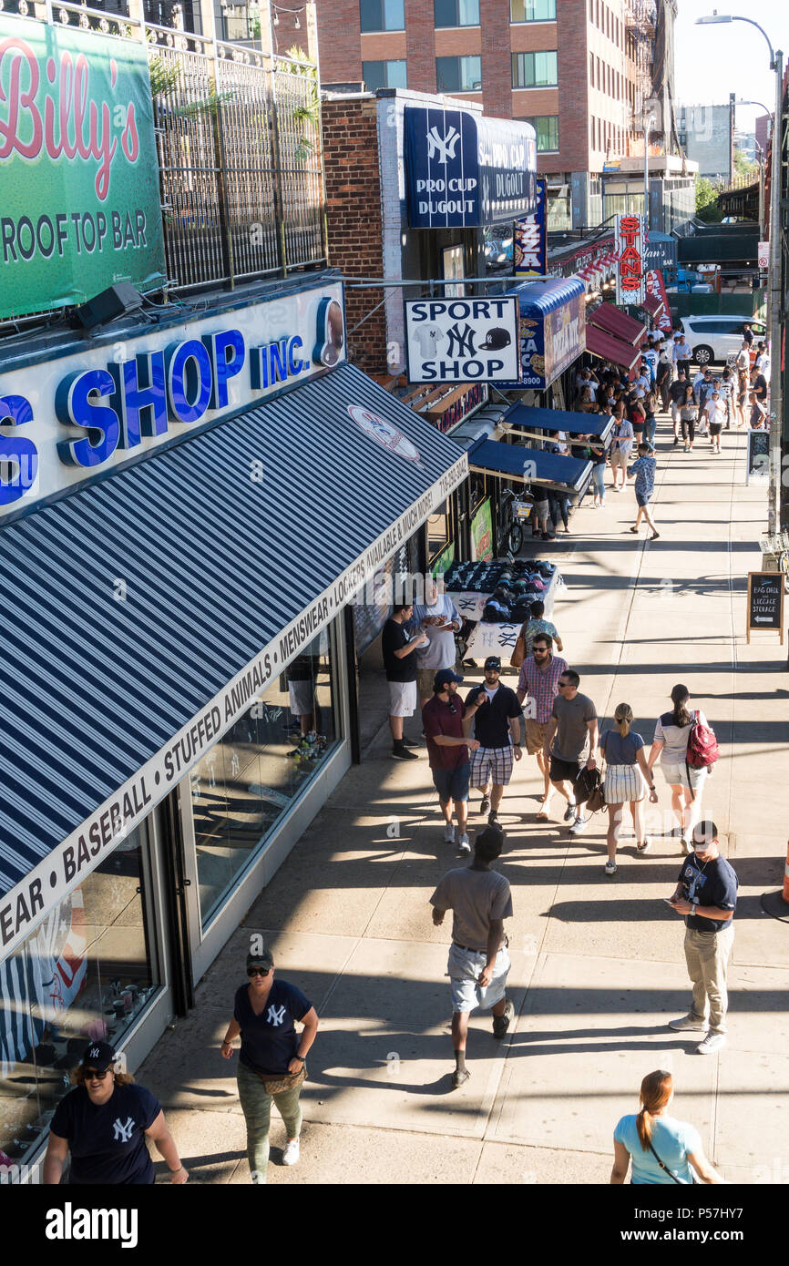 Gli appassionati di sport sono disegnati per i numerosi ristoranti e bar al di fuori dello Yankee Stadium il pomeriggio di un gioco di notte, NYC, STATI UNITI D'AMERICA Foto Stock