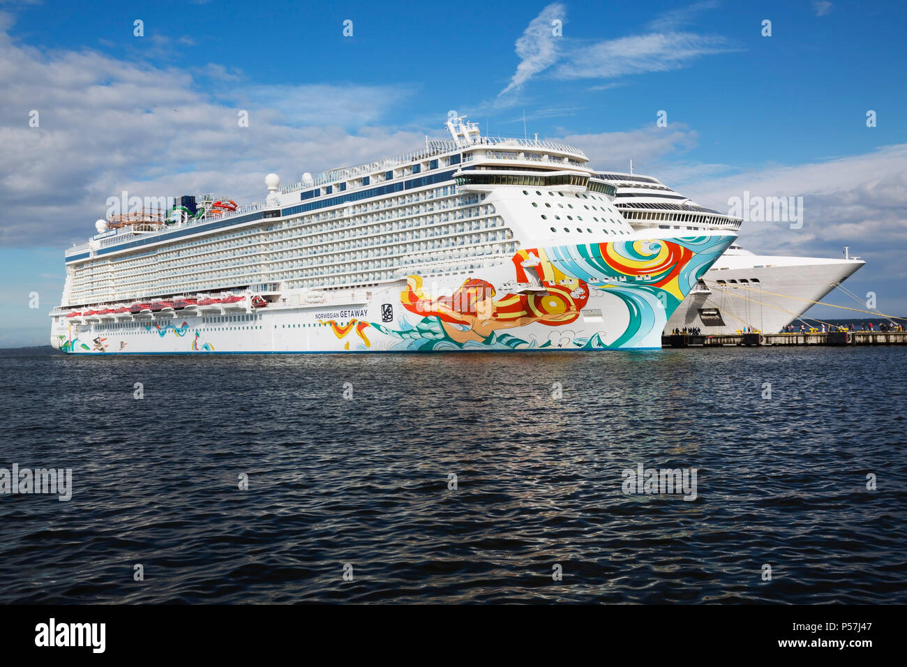 Vacanza norvegese e MSC Fantasia navi da crociera ormeggiata nel porto di Tallinn, Estonia Foto Stock