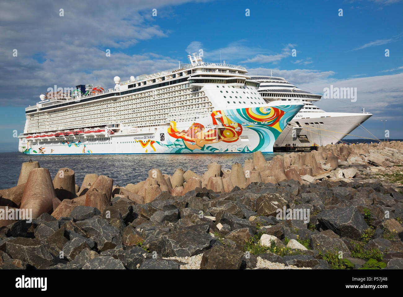 Vacanza norvegese e MSC Fantasia navi da crociera ormeggiata nel porto di Tallinn, Estonia Foto Stock