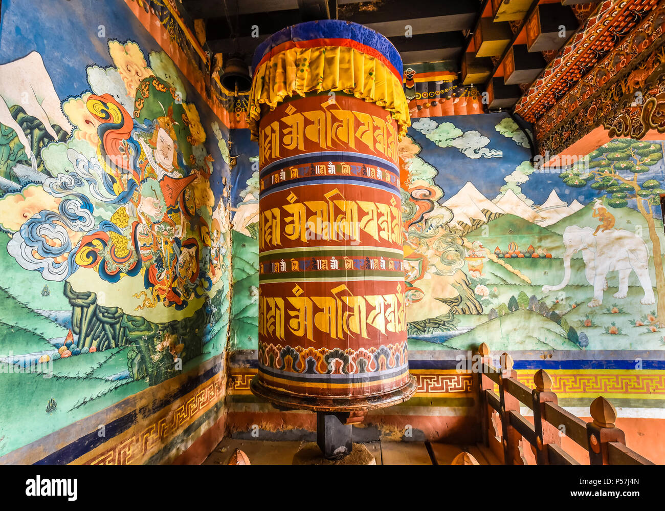 Mulino di preghiera e di pittura murale nel monastero fortezza, Trongsa Dzong, Trongsa, regione Himalayana, Bhutan Foto Stock