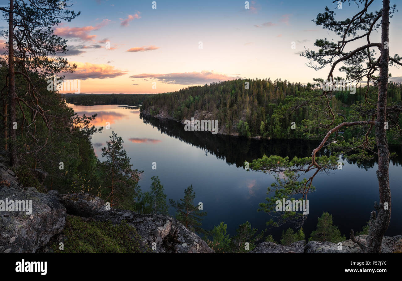 Scenic paesaggio finlandese tradizionale con il lago e il tramonto in serata estiva in Haukkavuori, Finlandia Foto Stock