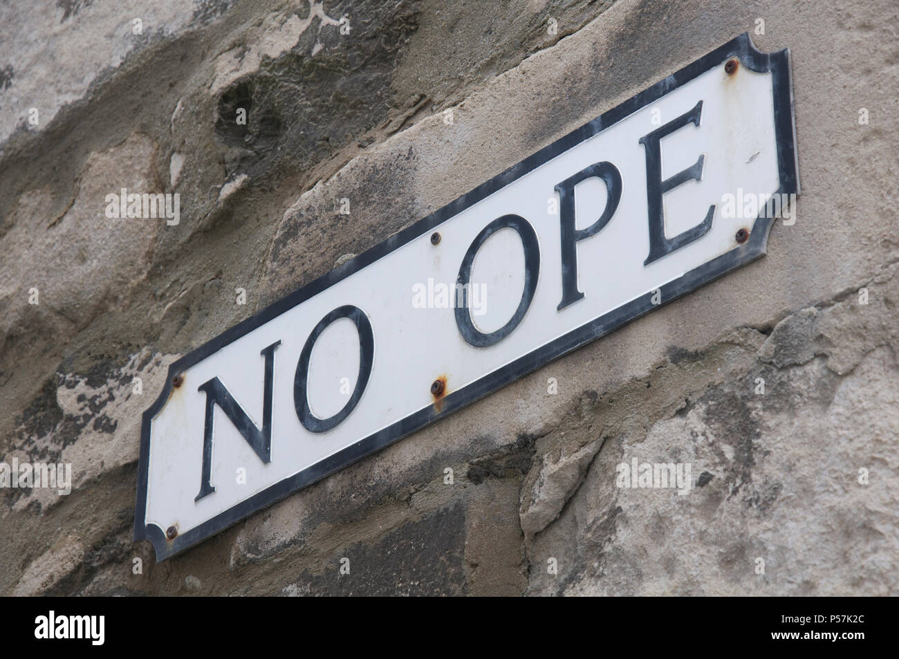 "No Ope". In modo divertente quirky strada segno naming uno stretto vicolo tra due edifici in Chiswell sull'isola di Portland nel Dorset, Inghilterra, Regno Unito. Foto Stock