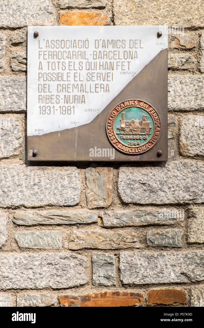 Segno al Ribes de Freser stazione della Cremellera cremagliera e pignone treno a Nuria Valley, Catalogna, Spagna Foto Stock