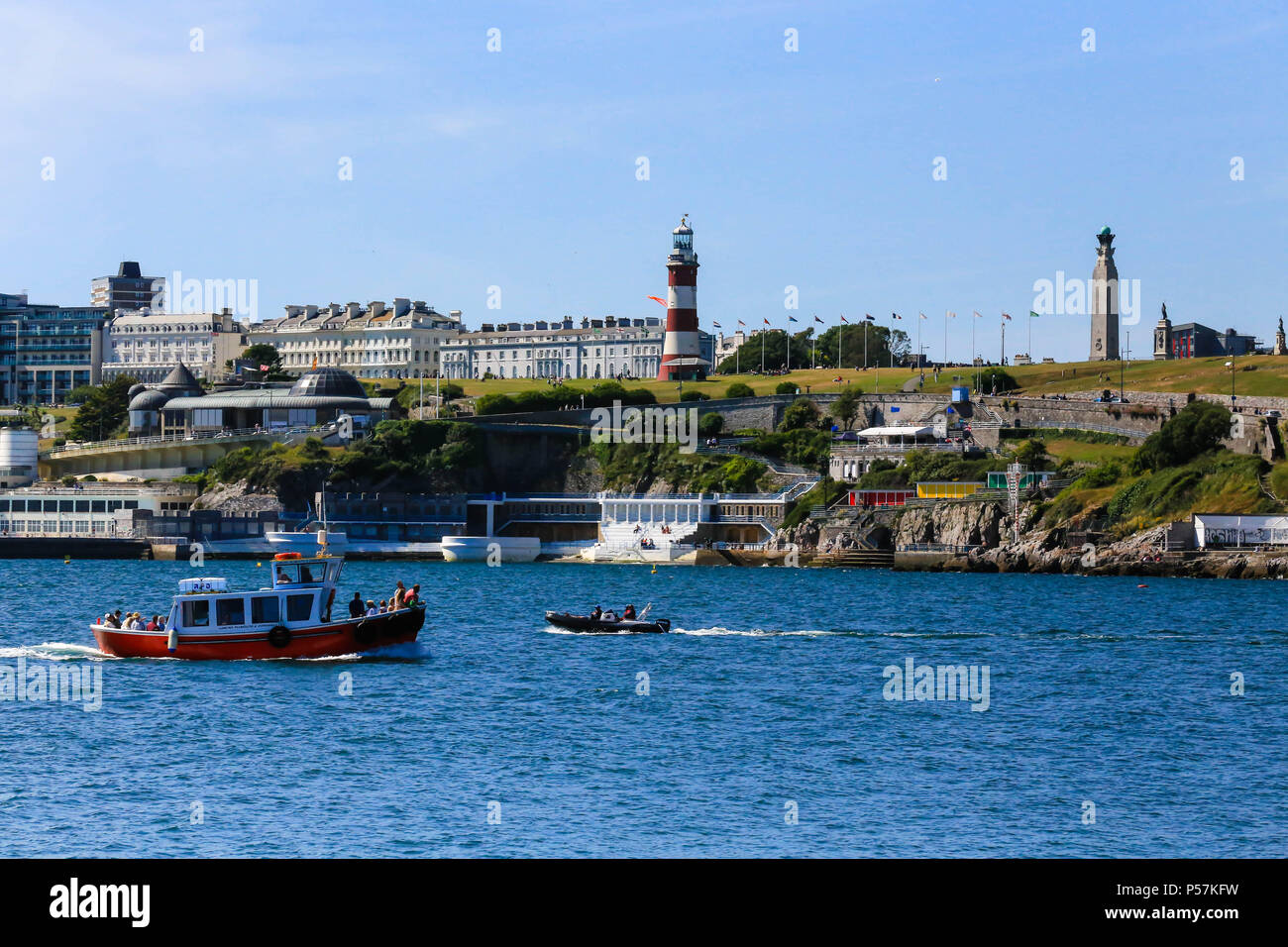 Cawsand's Ferry passando Smeaton's tower,Plymouth, UK Foto Stock