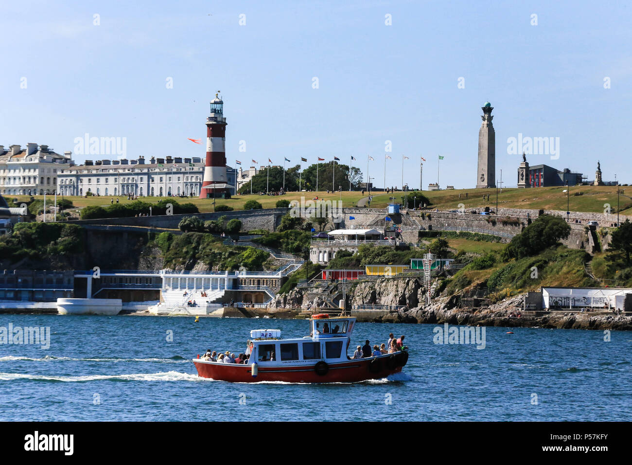 Cawsand's Ferry passando Smeaton's tower,Plymouth, UK Foto Stock