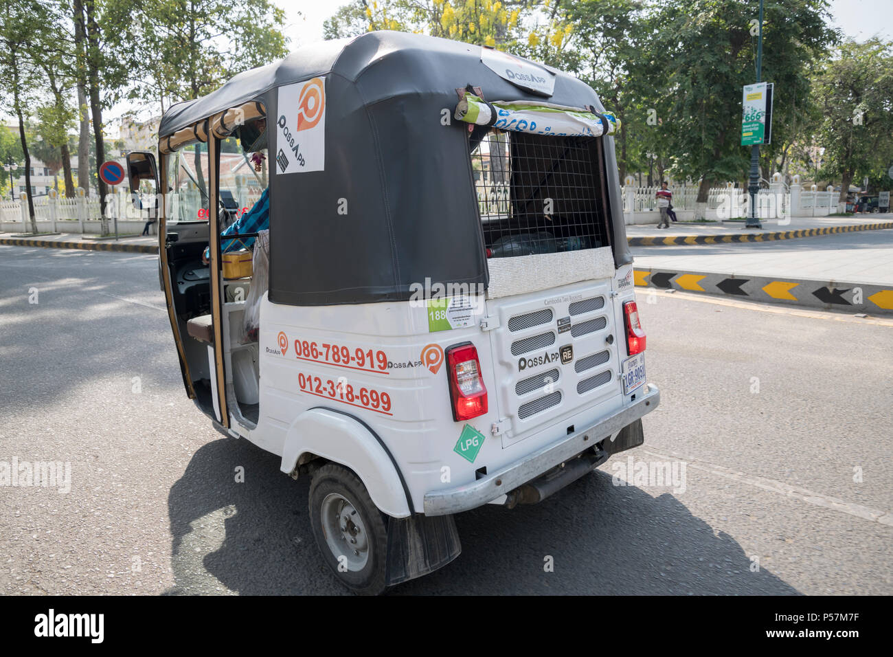 In rickshaw collegato al sofisticato PassApp ride-salutando il servizio e funzionamento a GPL, Phnom Penh, Cambogia, Asia Foto Stock