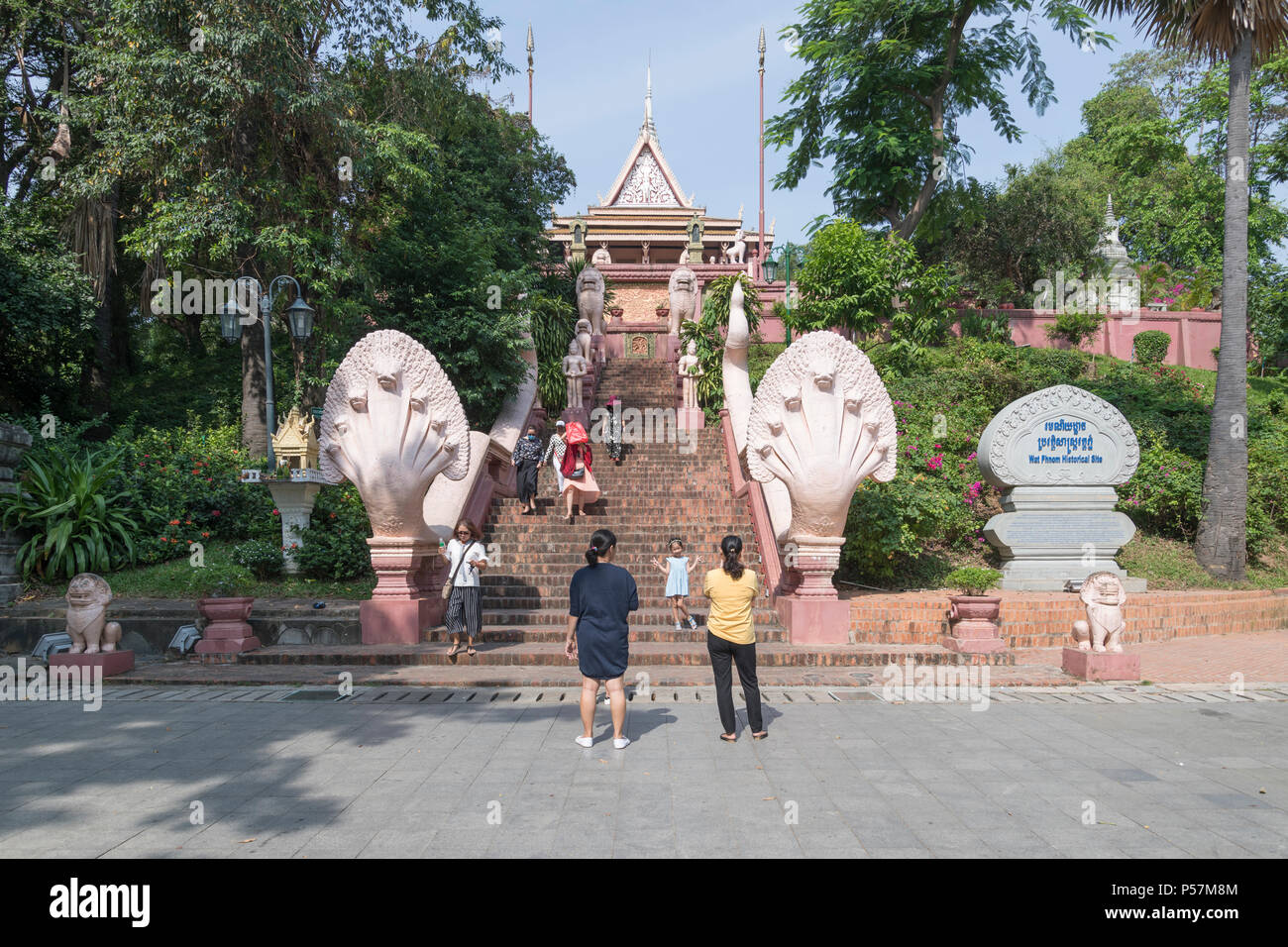Salite le scale per raggiungere i templi del sito storico di Wat Phnom, Phnom Penh, Cambogia, viaggi e turismo in Asia, destinazione turistica Foto Stock
