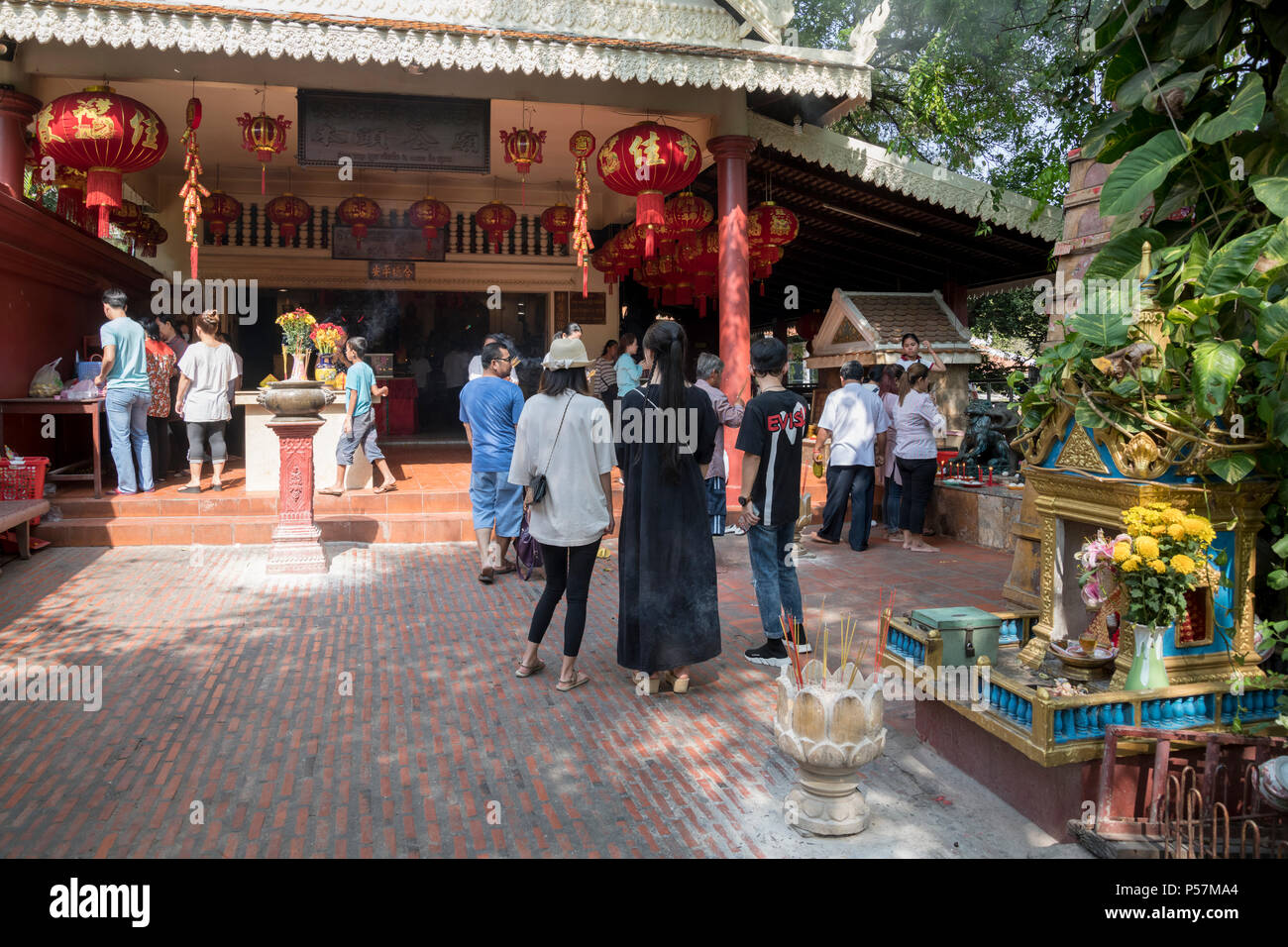 Persone all'ingresso di un tempio cinese vicino al tempio Wat Phnom a Phnom Penh, Cambogia, viaggi e turismo in Asia, destinazione turistica Foto Stock