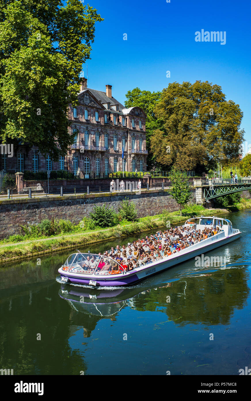 Strasburgo, sightseeing tour in barca sul fiume Ill, antica Hôtel de Klinglin xviii secolo, Alsazia, Francia, Europa Foto Stock
