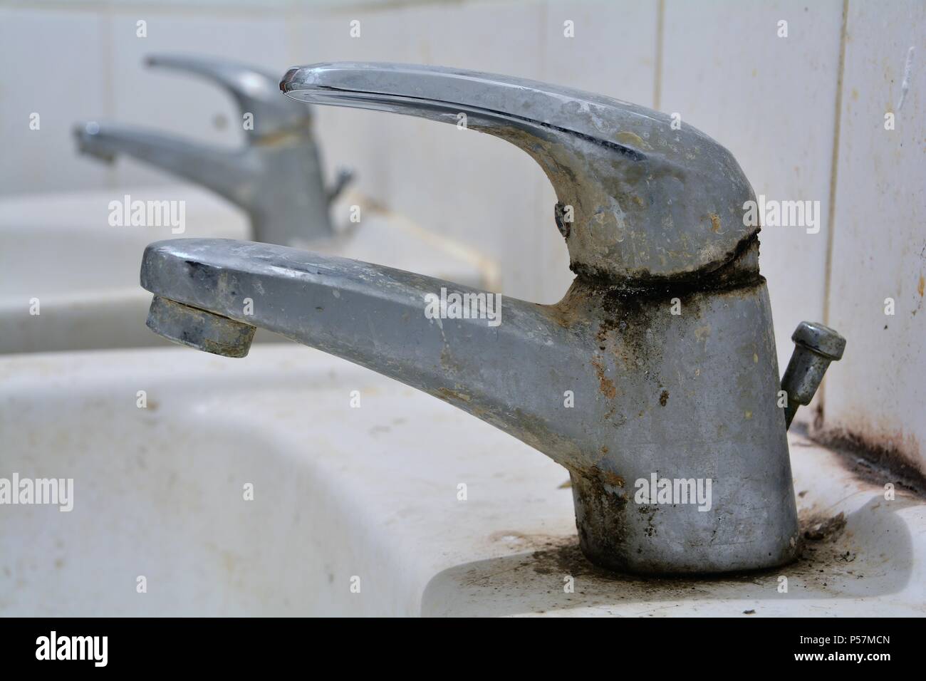 Rubinetto di acqua in un fatiscente appartamento Foto Stock