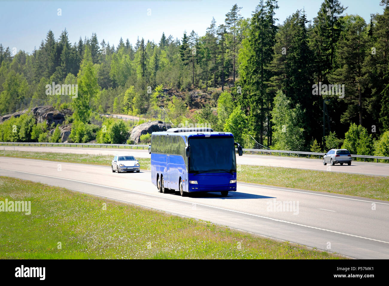 Blue pullman viaggi tra l autostrada traffico auto in una giornata di sole dell'estate. Foto Stock