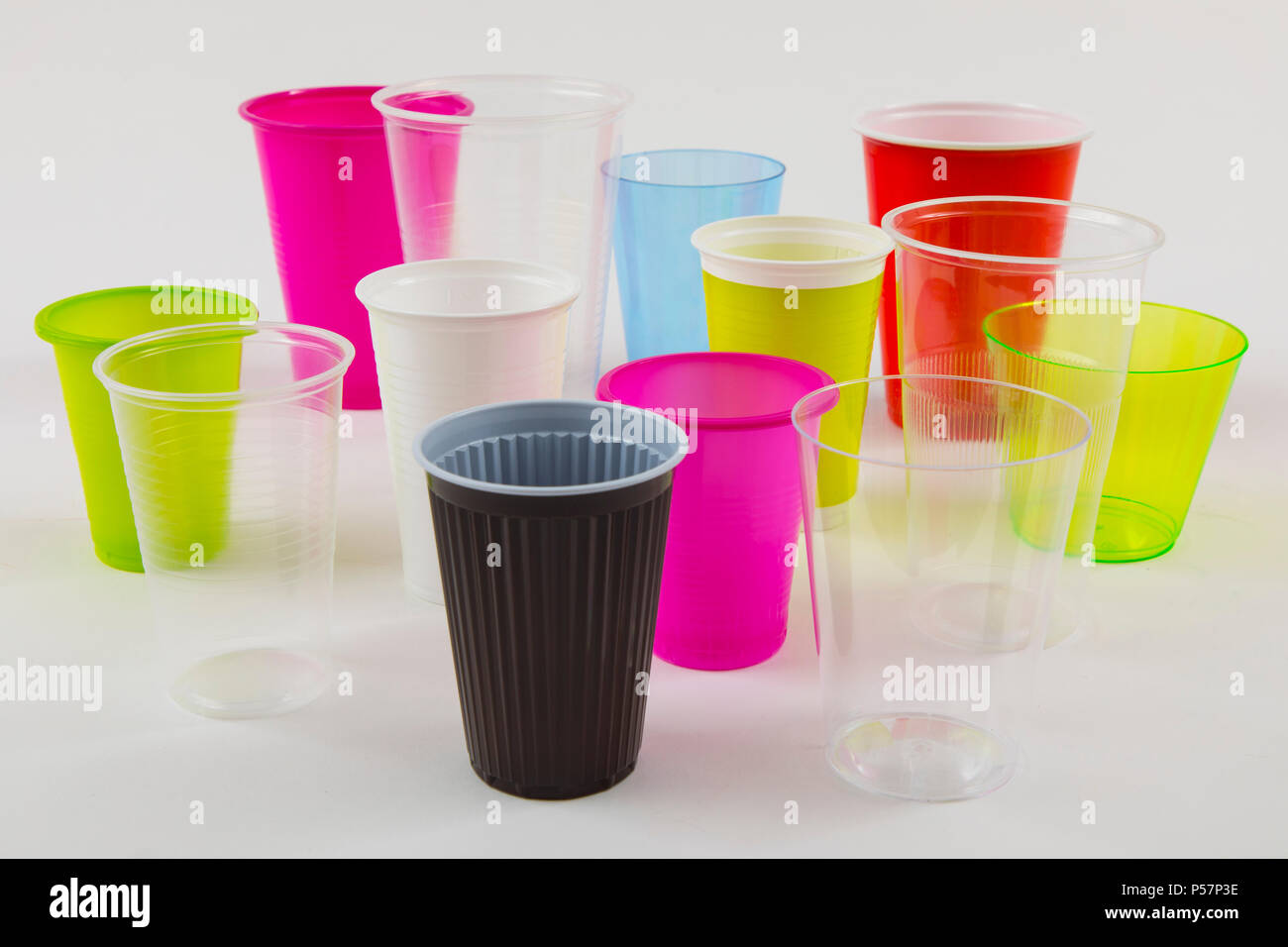 I bicchieri di plastica, molti tipi diversi di forme, colori, tazze  monouso, rifiuti in plastica Foto stock - Alamy