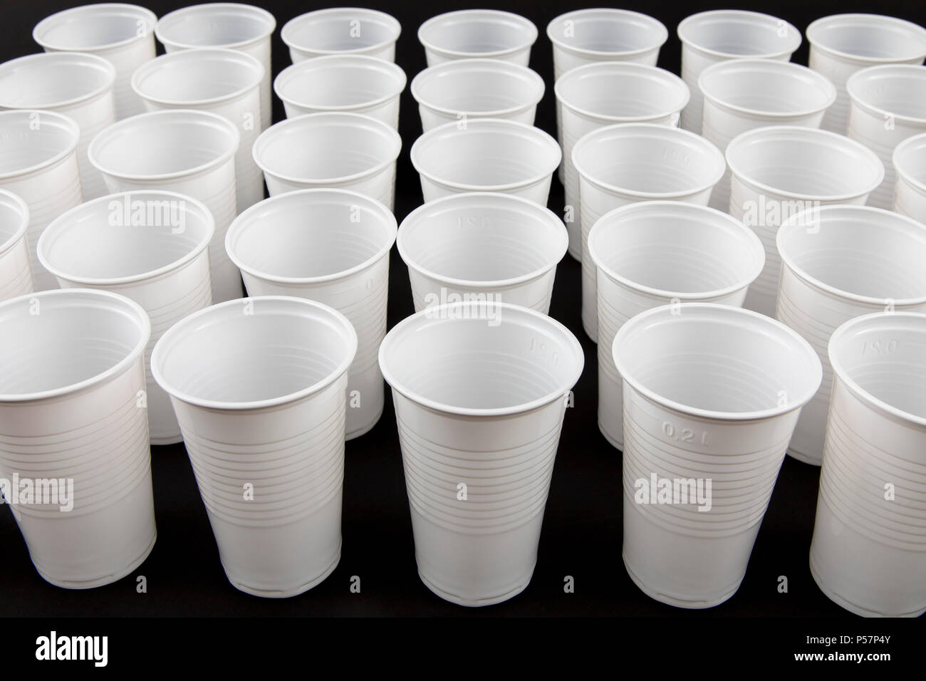 I bicchieri di plastica, molti tipi diversi di forme, colori, tazze monouso, rifiuti in plastica, Foto Stock