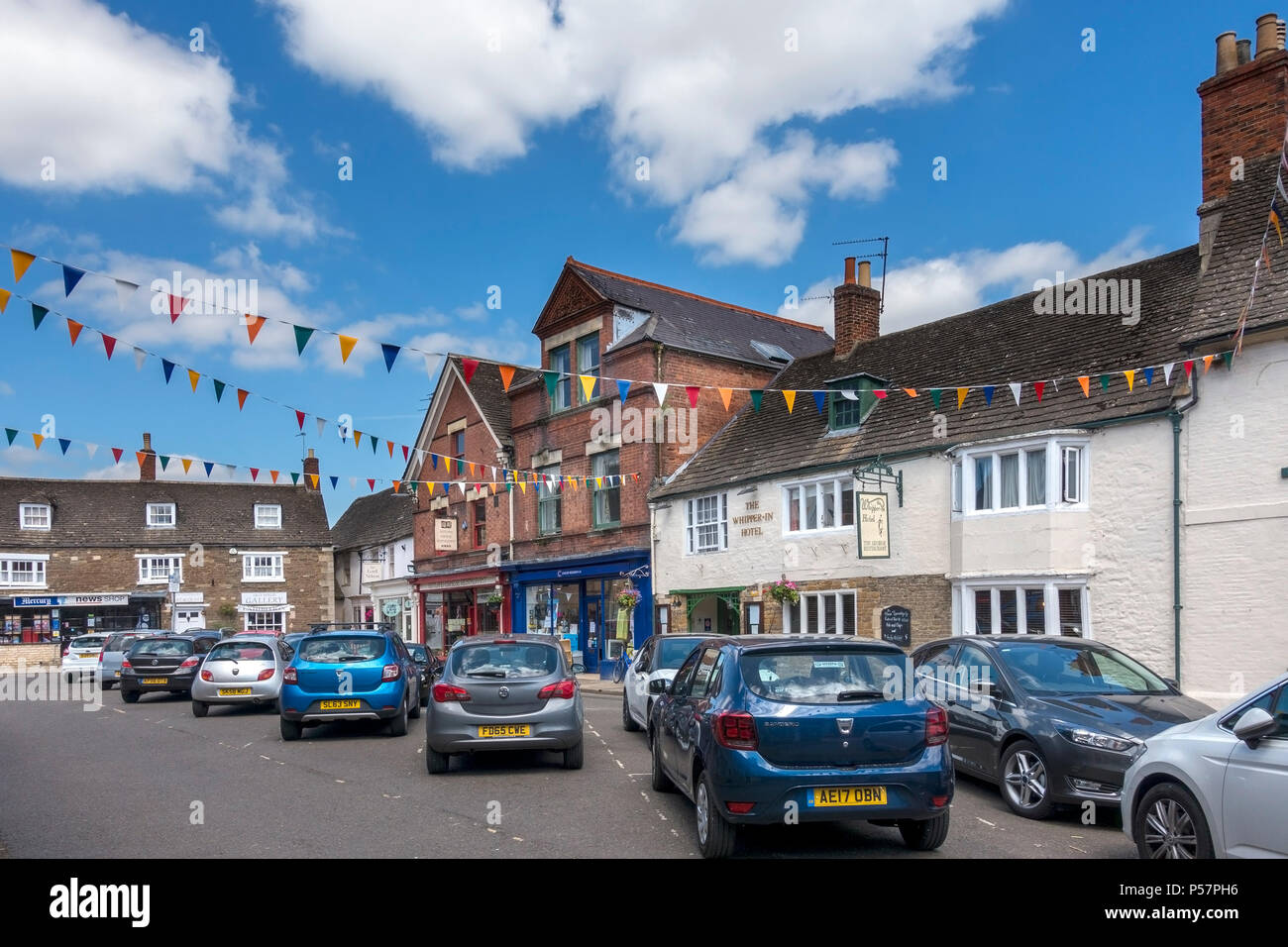 Macchine parcheggiate e bandiera bunting, Oakham Market Place, Rutland, England, Regno Unito Foto Stock