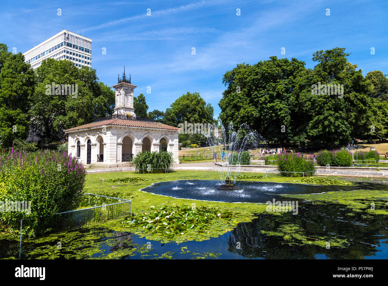 Italiano giardini d'acqua e l'ex casa di pompa progettato da Sir Charles Barry e Robert Richardson banche in Hyde Park, London, Regno Unito Foto Stock