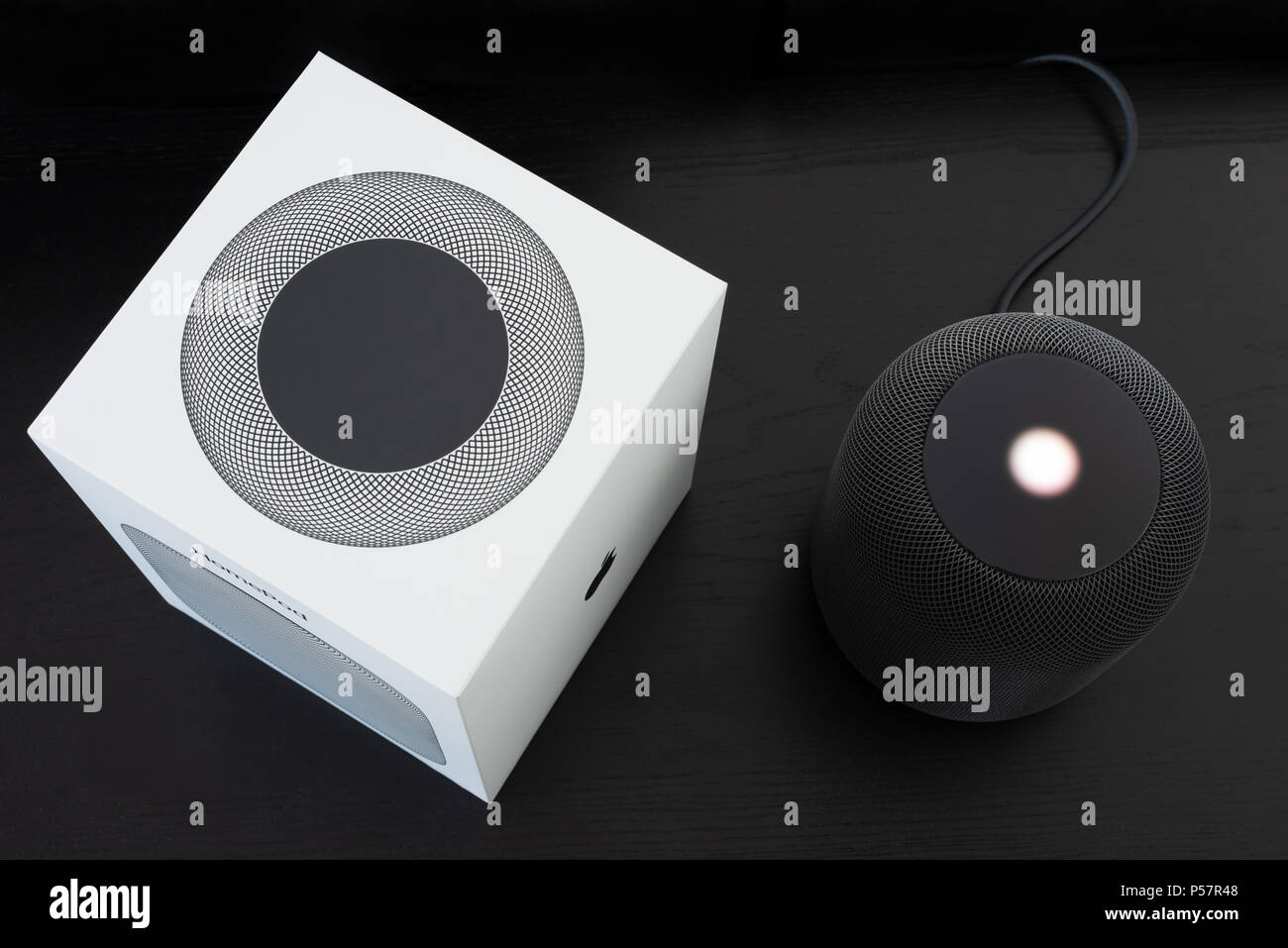 Unboxing un Apple HomePod altoparlante Foto Stock