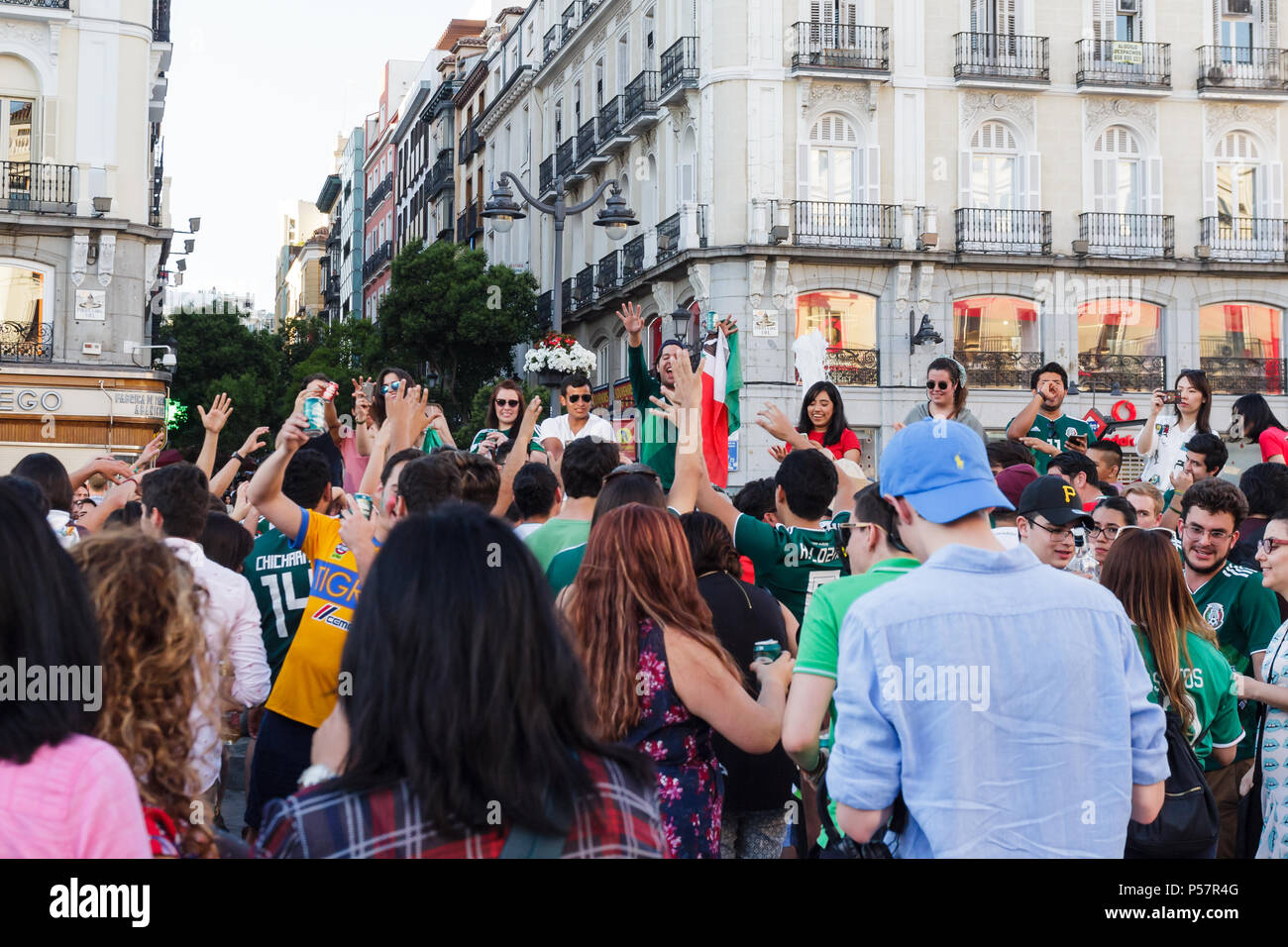 Madrid, Spagna - 17 Giugno 2018: messicana i tifosi di calcio celebra 1:0 vittoria su Germania su Plaza del Sol Foto Stock