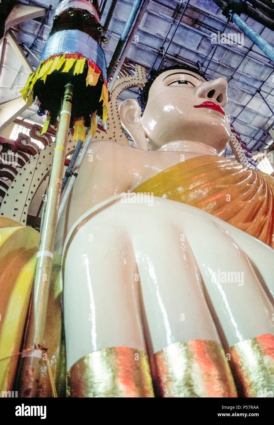 Un insolito a basso angolo di visione cercando passato enormi dita alla testa di 50 piedi di altezza (15 metri) Buddha nella Sakya Muni Buddha Gaya tempio in Singapore. Noto anche come il Tempio delle mille luci, è sede di uno dei paesi piú grandi statue, che pesa più di 300 US ton (272.155 tonnellate). La gigantesca figura è delineata da tre file di piccole luci che vengono illuminate di sera e la ragione per il tempio più nome comune. Foto Stock
