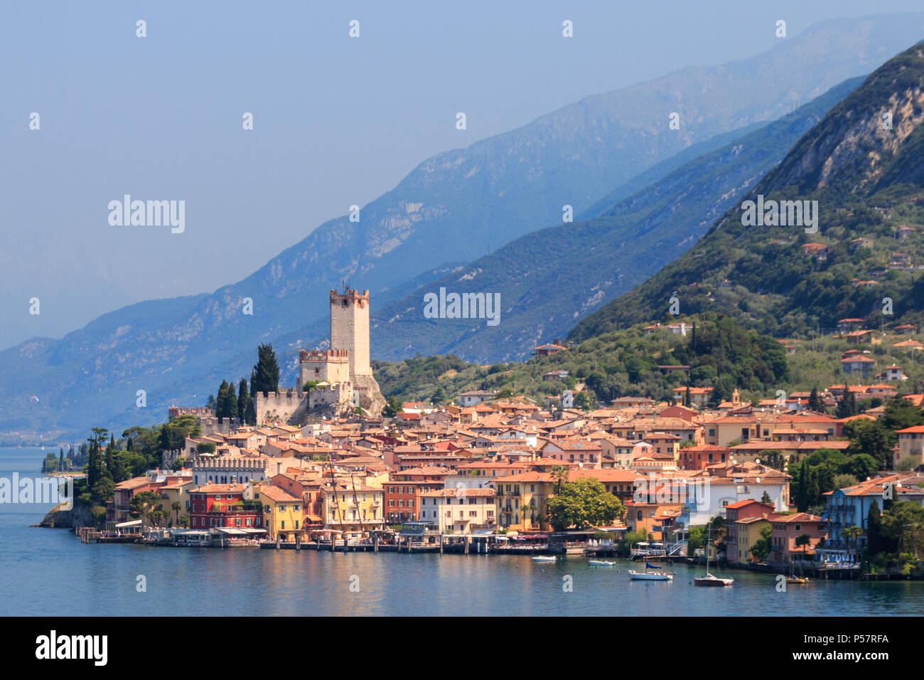 Vista panoramica della città italiana di Malcesine presso la sponda occidentale del Lago di Garda Foto Stock