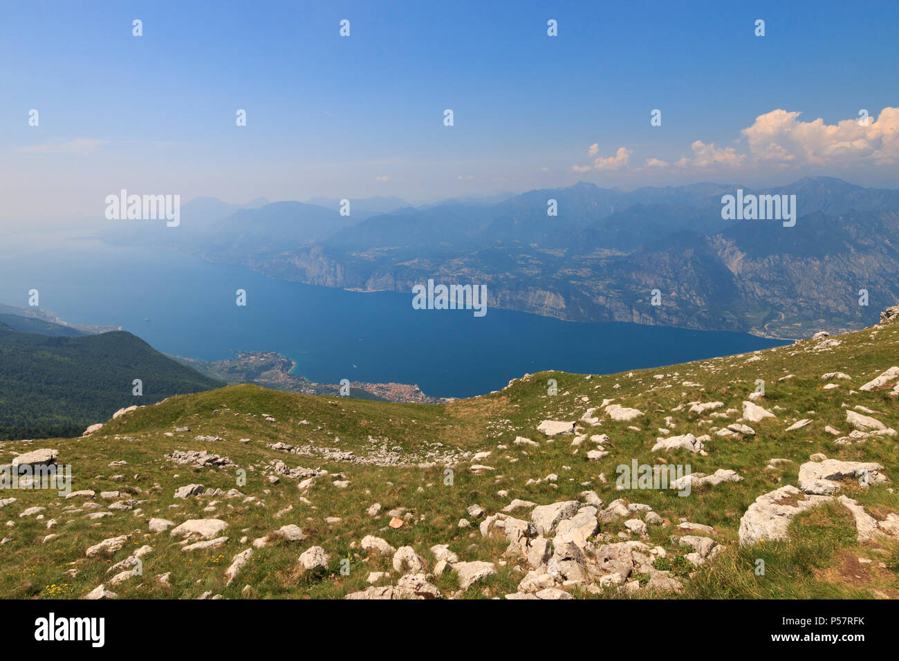 Vista panoramica sul Lago di Garda il paesaggio dalla sommità del Monte Baldo Foto Stock