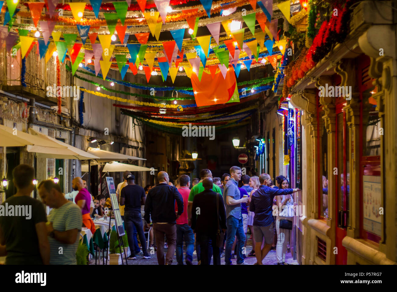 Persone in strada di Lisbona durante il famoso festival di santi Foto Stock