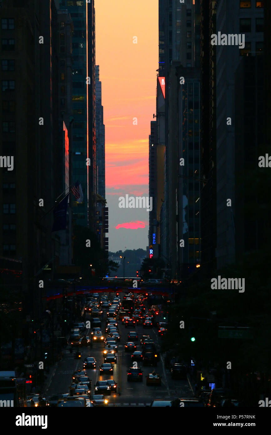 NEW YORK, NY - 10 Luglio: scatti migliori di partiall fallito Manhattanhenge presi in cima Tudor City cavalcavia, Manhattan su luglio 10th, 2017 a New York, Stati Uniti d'America. (P Foto Stock