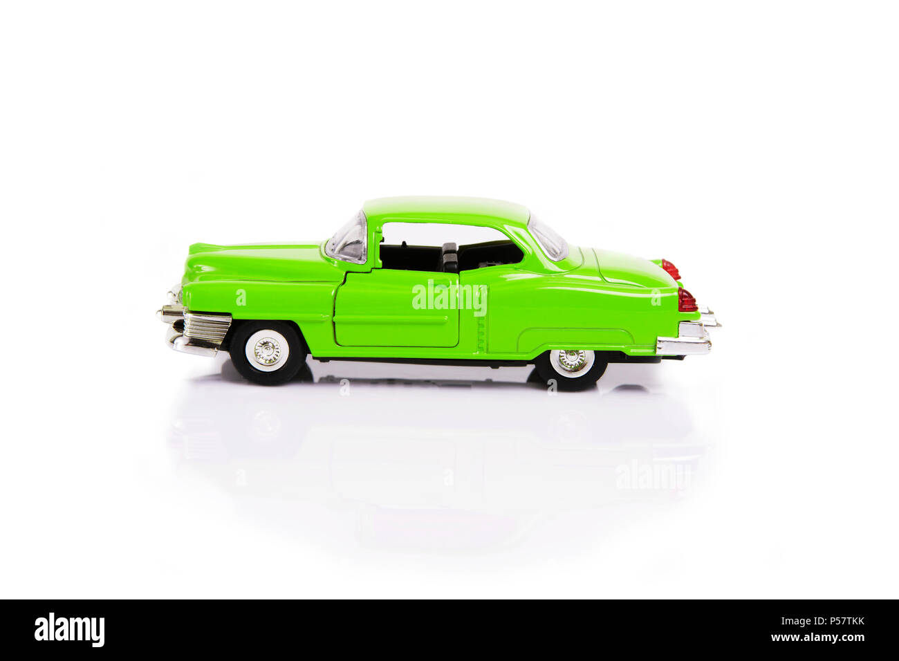 Vista laterale del modello di verde auto giocattolo in stile retrò su sfondo bianco. Foto Stock