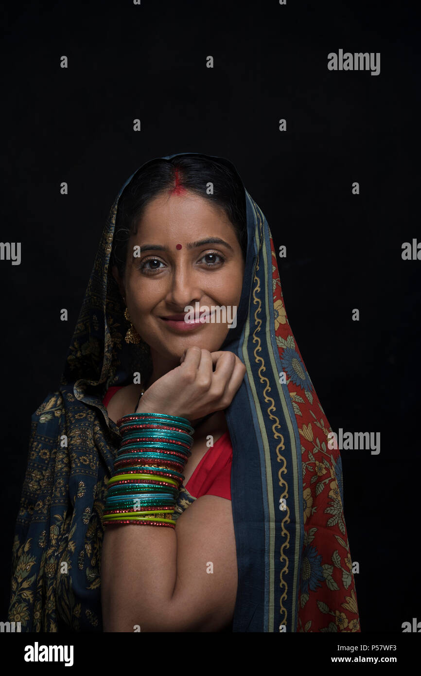 Ritratto di donna rurale in sari Foto Stock