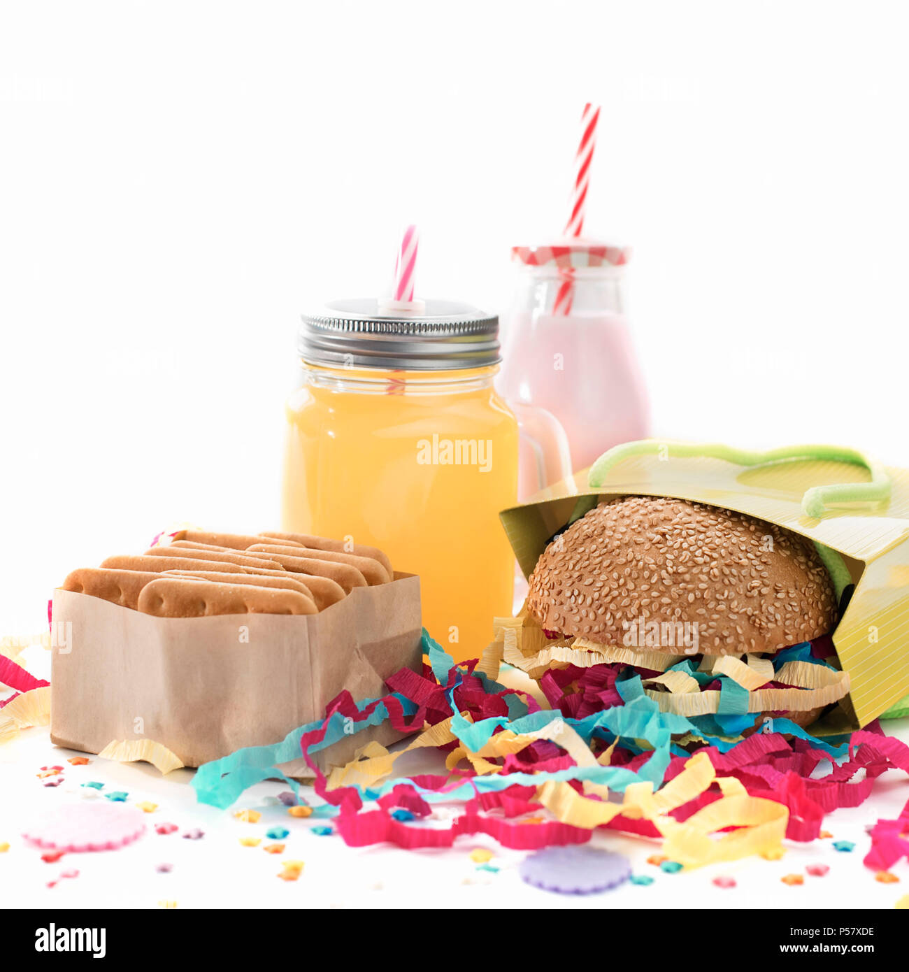 Composizione festosa drinks e spuntini holiday hamburger cookie tinsel coriandoli confezione regalo cocktail di colori saturi. I bambini di vacanza festa di compleanno Foto Stock