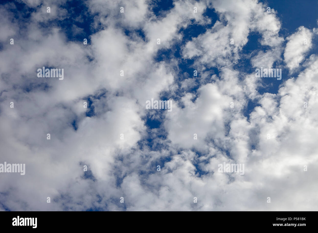 Cielo di nuvole e sole. Timoroso prima della pioggia. Foto Stock