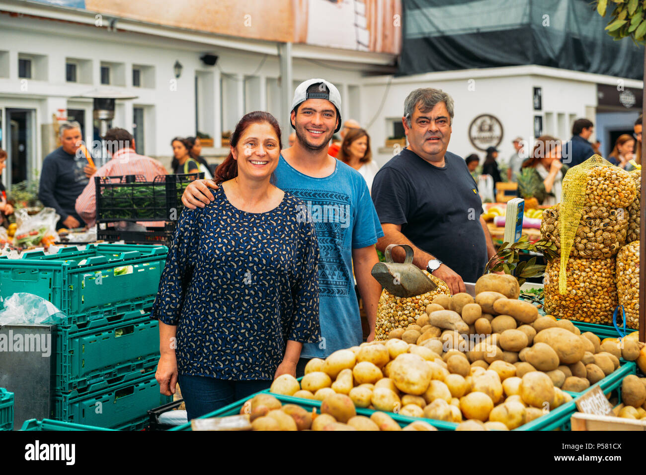 Cascais, Portogallo - Giugno 9th, 2018: Editoriale illustrativa della famiglia amichevole dei fornitori del mercato a Cascais del mercato alimentare Foto Stock