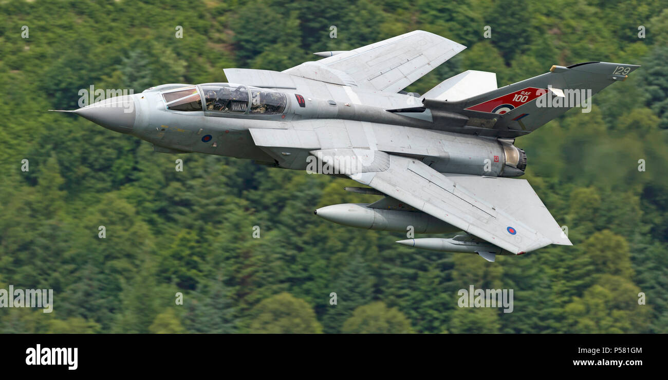 RAF Tornado (RAF 100 Special) volare basso livello in mach area del ciclo del Galles (LFA7, bassa battenti area 7) nelle vicinanze del Snowdonia Foto Stock