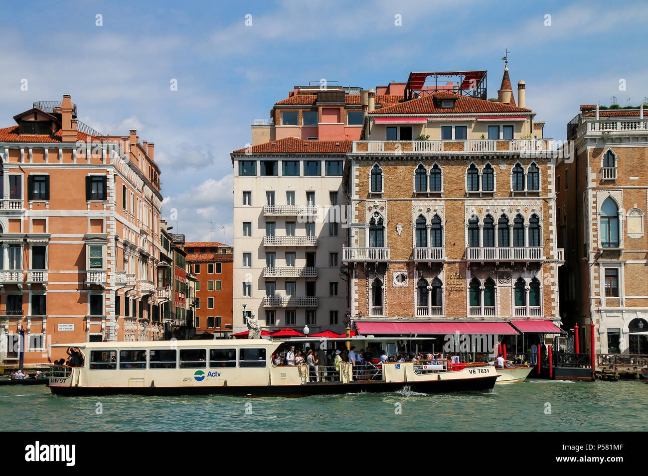 Il vaporetto (l'acqua bus pubblico) mobile sul Canal Grande a Venezia, Italia. Venezia si trova di fronte a un gruppo di 117 piccole isole che sono separati da cana Foto Stock