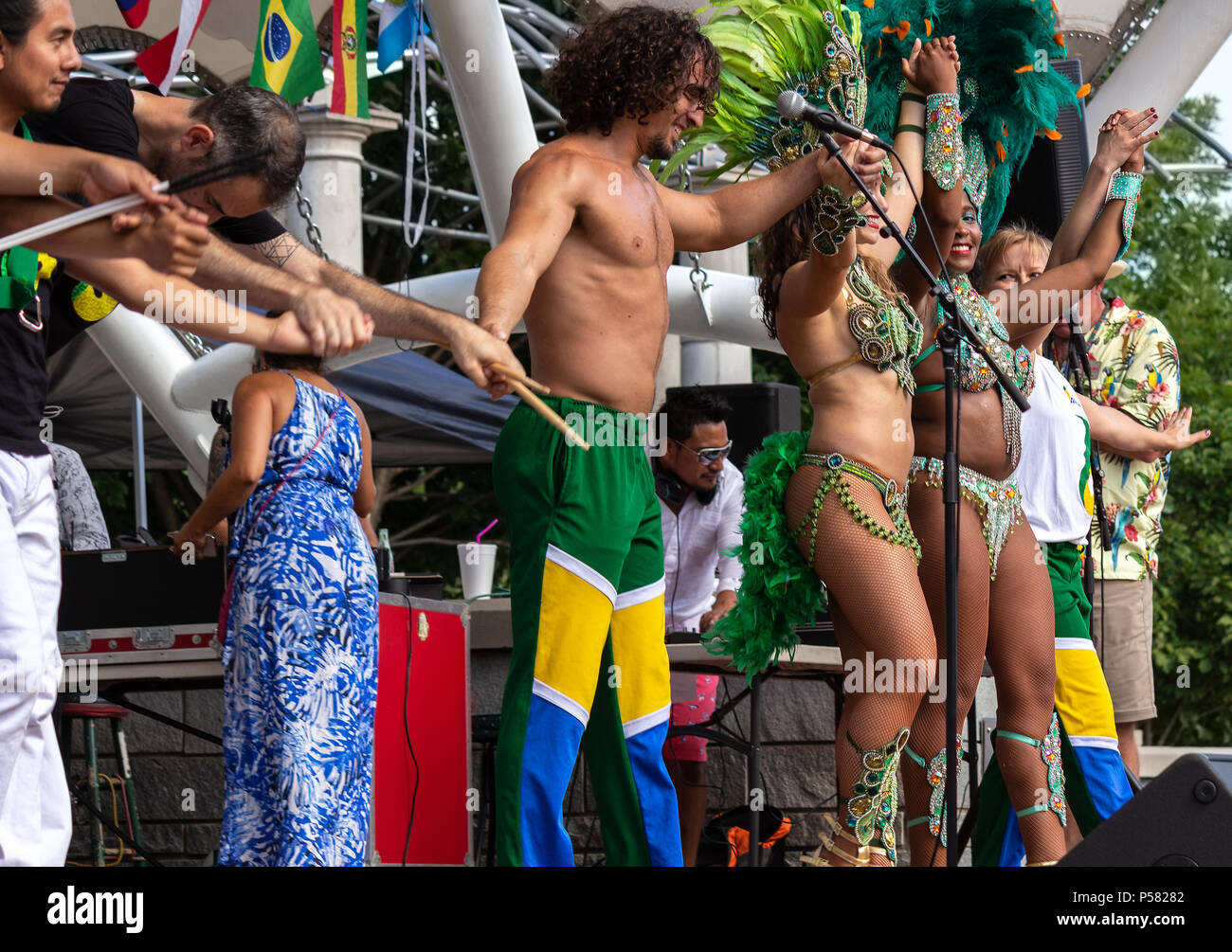 Juan Pablo Blanco, Adriana Blanco, Indy solista e altri della NC Arti brasiliano progetto prua per la hola Asheville Festival in Asheville, NC, Stati Uniti d'America Foto Stock