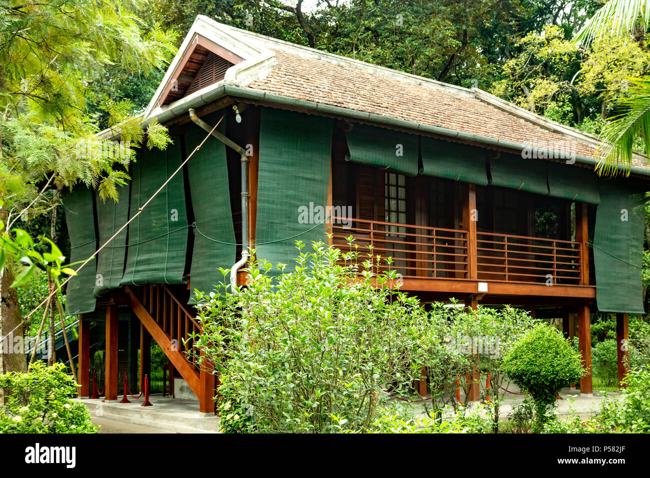 Di Ho Chi Minh in stile tradizionale casa, Palazzo Presidenziale composto, Hanoi, Vietnam Foto Stock