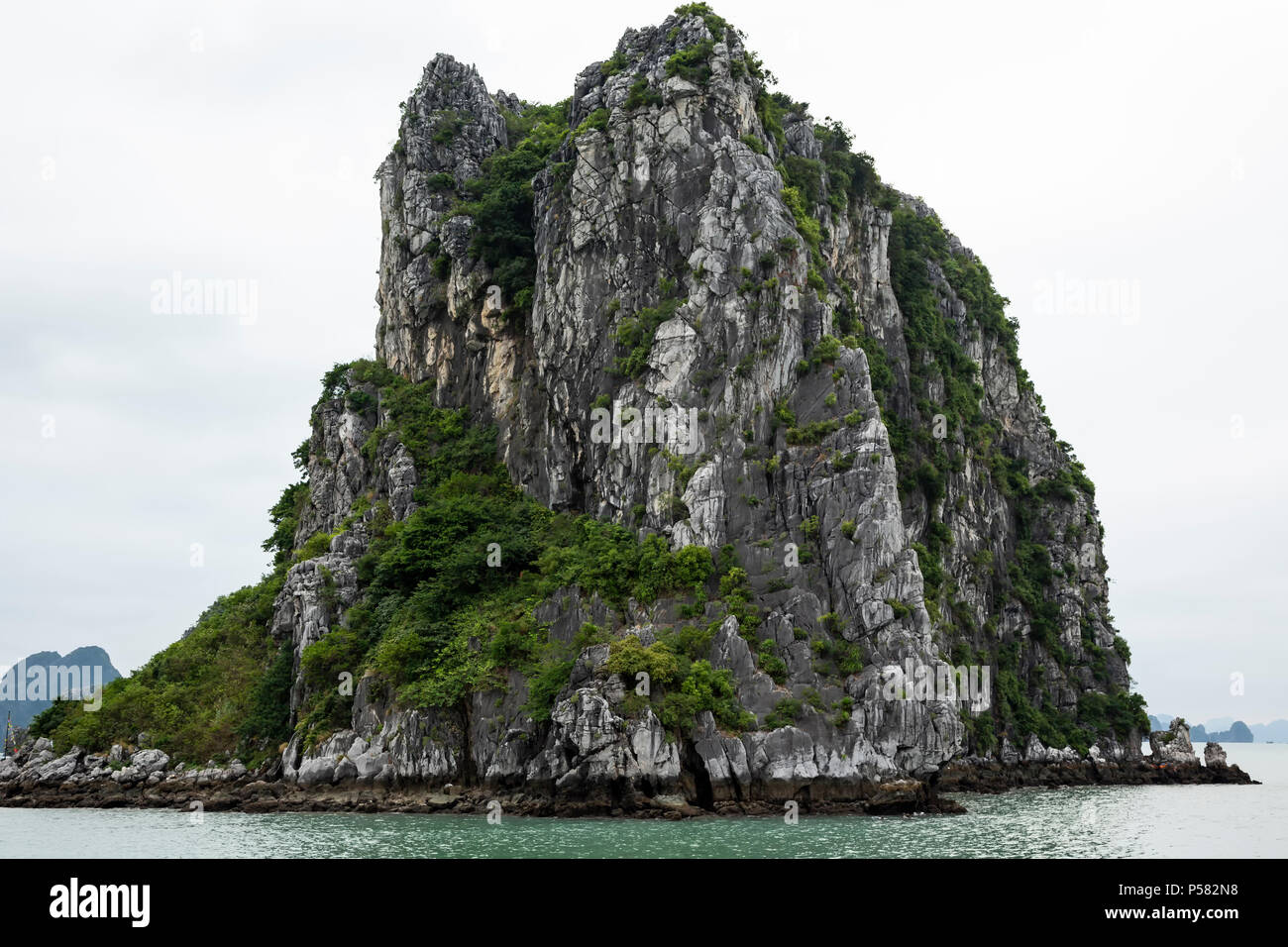 Calcare (Carso mound, la baia di Ha Long, Bai Tu Long Settore, vicino a Ha Long, Vietnam Foto Stock