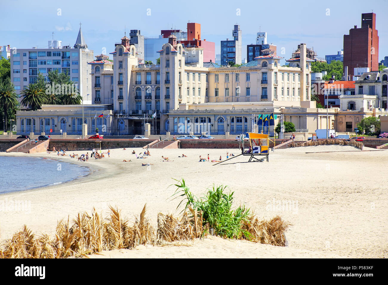 Il Mercosur edificio del Parlamento lungo la riva del Rio de la Plata a Montevideo, Uruguay. Il Mercosur è un sub-regionali di blocco commerciale. Foto Stock