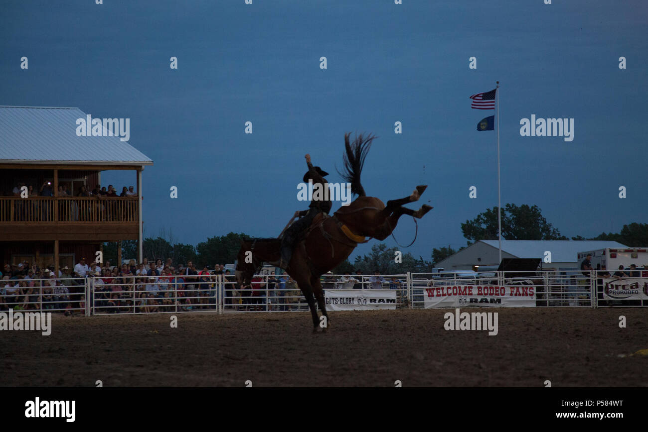 Un cowboy rides bareback nei giorni Nebraskaland Rodeo in North Platte, NE IL 16 GIUGNO 2018. Foto Stock