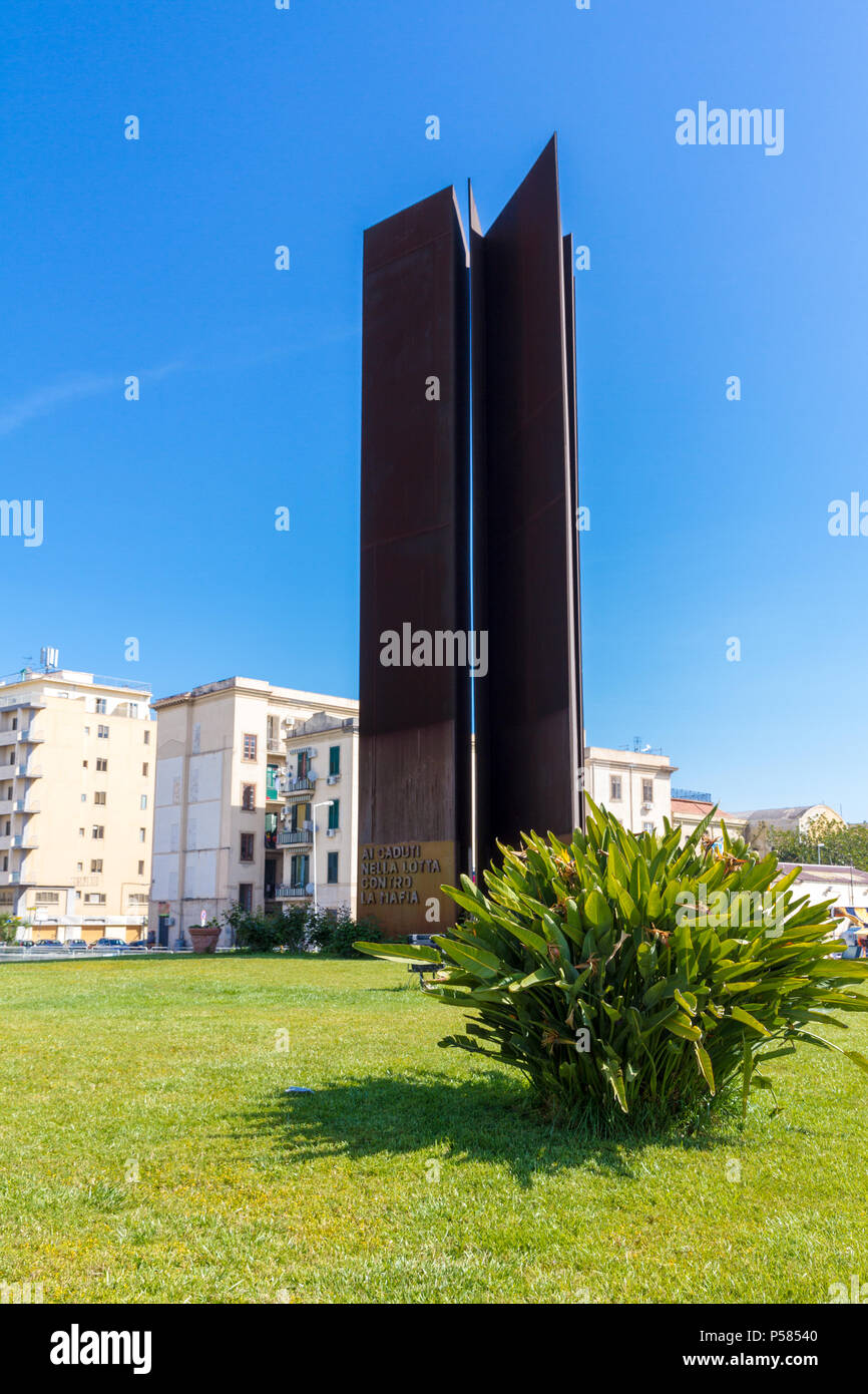 Palermo, Italia - 18 Aprile 2015: monumento alle vittime della mafia in tredici vittime square a Palermo, Sicilia, Italia Foto Stock