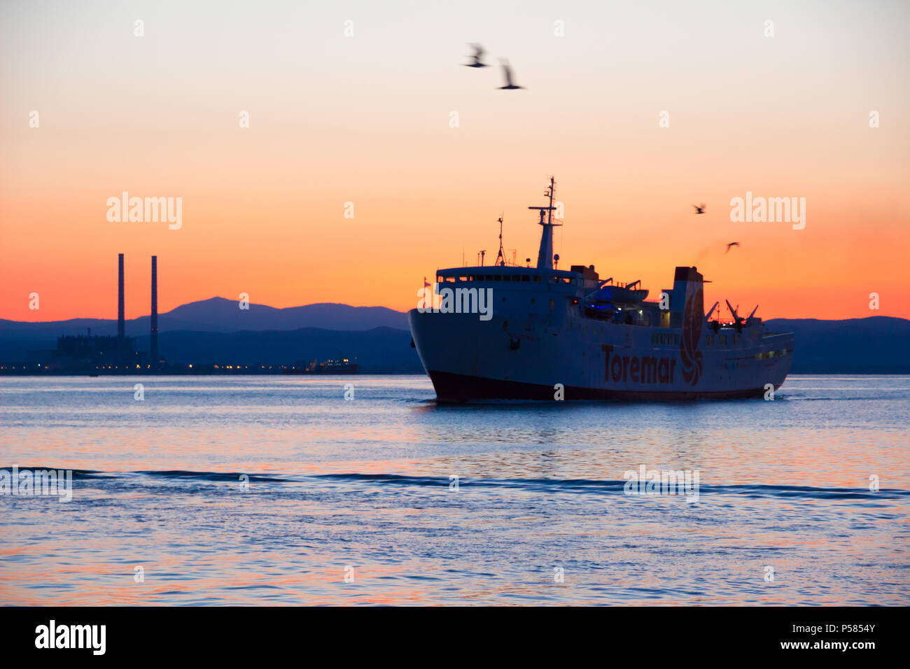 Piombino (LI), Italia - 09 agosto 2016: mv Marmorica in avvicinamento al porto di Piombino di sunrise Foto Stock