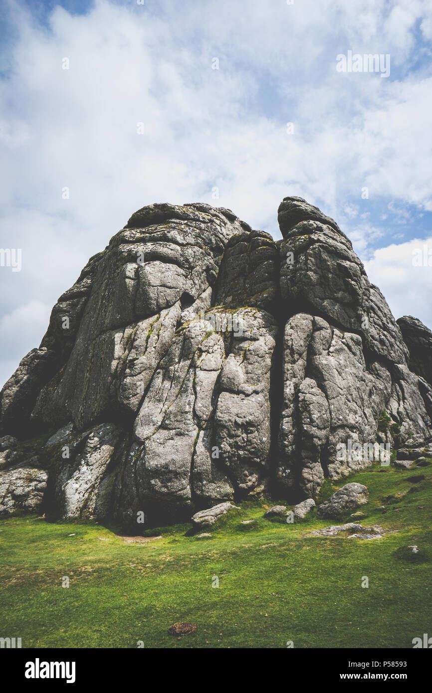 Foto diurne su un nuvoloso ma giornata soleggiata a Haytor rocce nel Parco Nazionale di Dartmoor Foto Stock