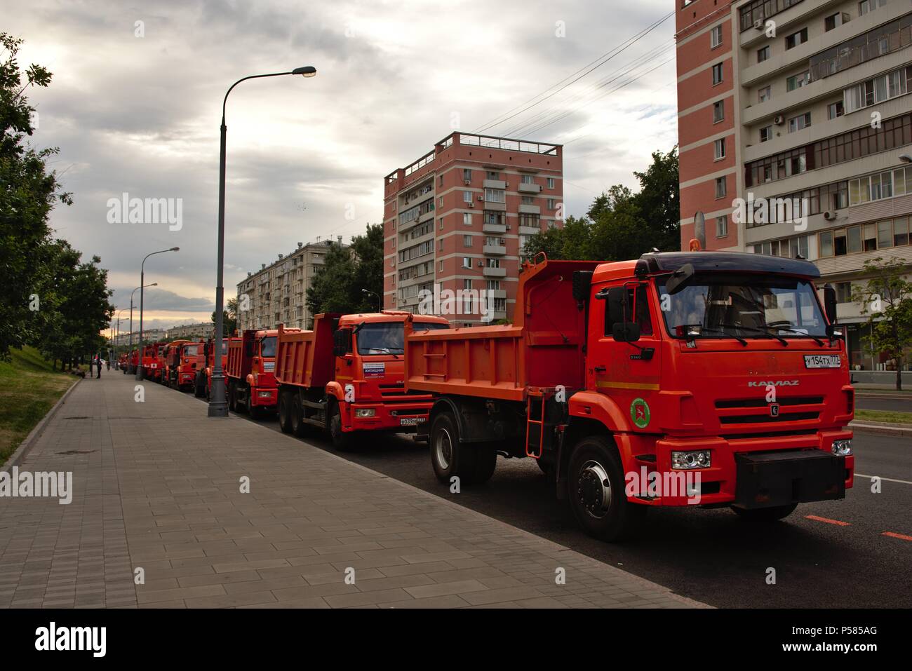 Una linea di automobili in attesa per pulire le strade intorno Luzhniki stadium Foto Stock