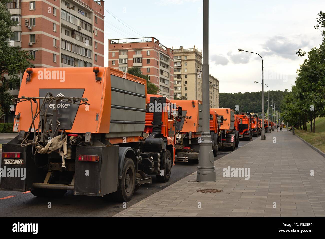 Una linea di automobili in attesa per pulire le strade intorno Luzhniki stadium Foto Stock